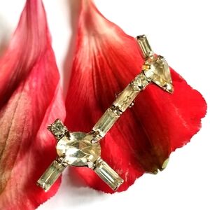 Vintage animal brooch tiny pin giraffe clear rhinestones silver tone metal